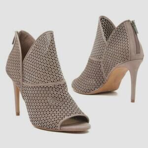 VINCE CAMUTO Vatena Laser Cut Open Toe Heel In Mesa Taupe Nubuck Size 7